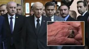 bahcelinin grup toplantisinda taktigi rozet ve yuzukte dikkat ceken detay SsXbgGH6.webp
