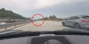 bursada yaya otoyolda son anda kurtarildi iPlgDVhO.jpg