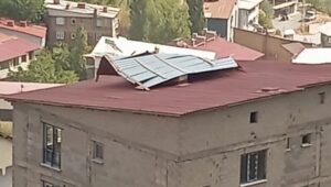meteoroloji uyarmisti firtina catilari ucurdu gF2gTFIW.jpg